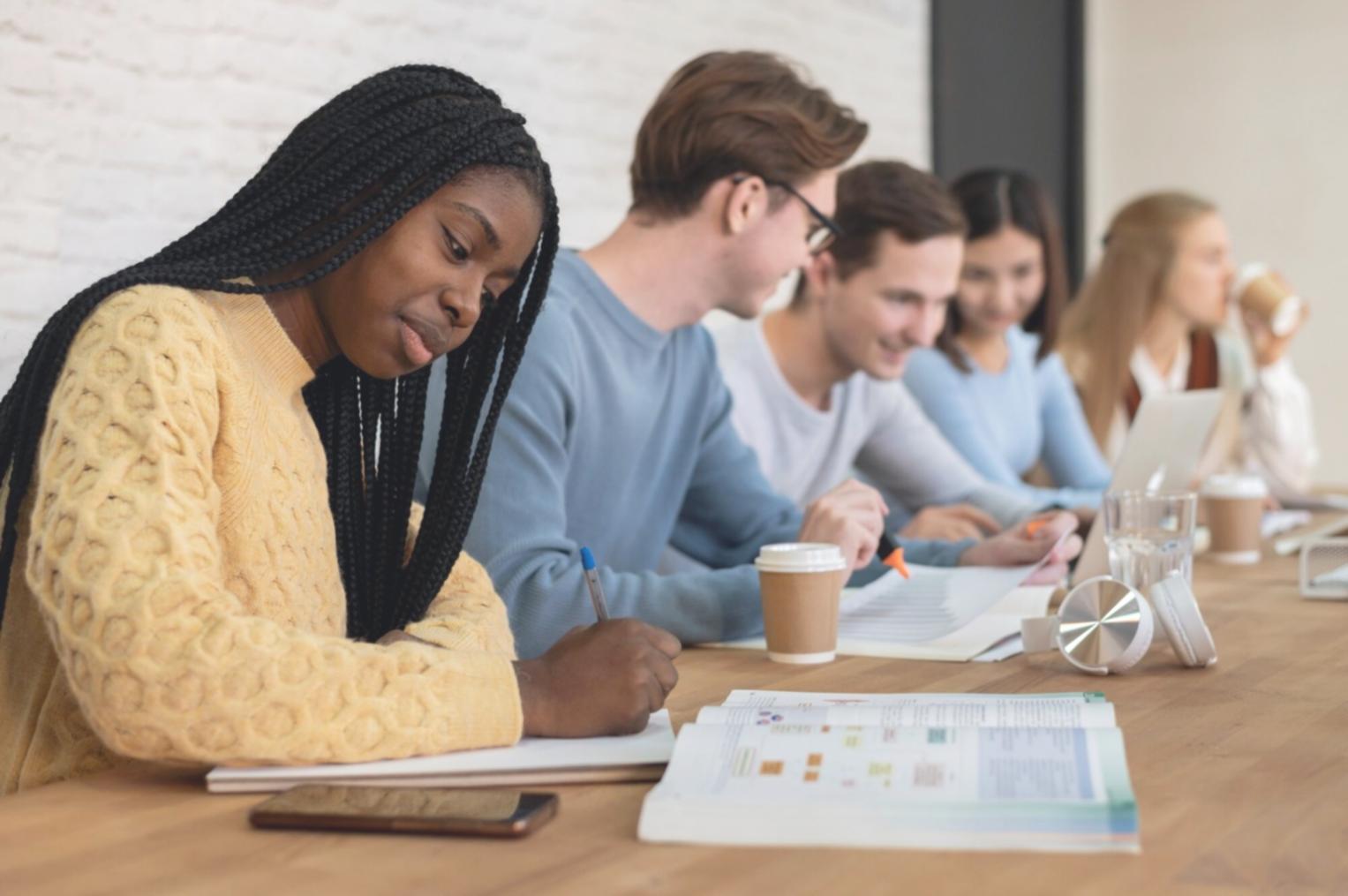 Espace de travail moderne avec outils d'analyse financière